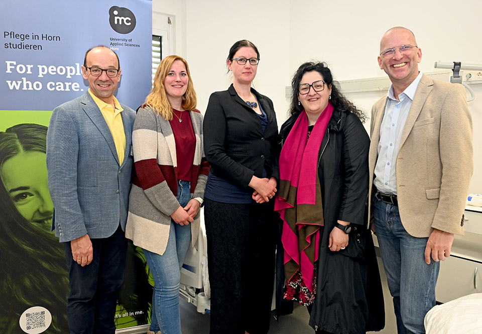 Mag. Franz Huber, Dominique Neumeister, Jaqueline Thayer, Mag. Elisabeth Klang und Prof. Markus Golla (v. l.) zeigen sich mit dem Interesse der Veranstaltung sehr zufrieden. Foto: Gabriele Hohenegger 